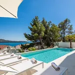 Adria View With Heated Pool I 特罗吉尔