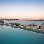 Adria View With Heated Pool I 别墅 特罗吉尔