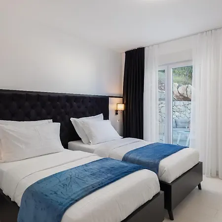 Adria View With Heated Pool I * トロギール