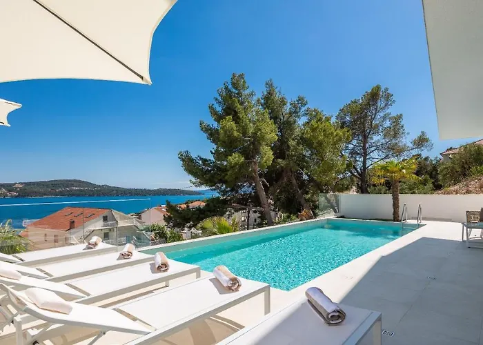 Adria View With Heated Pool I トロギール